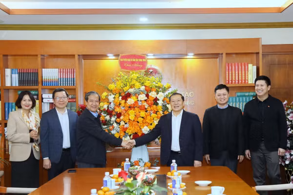 Ông Lại Xuân Môn chúc mừng Bộ trưởng Nguyễn Kim Sơn nhân ngày Nhà giáo Việt Nam 20/11.