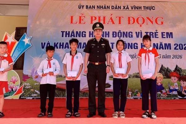 Đồn Biên phòng cửa khẩu cảng Vạn Gia tặng quà cho các em học sinh có hoàn cảnh khó khăn vươn lên học giỏi.