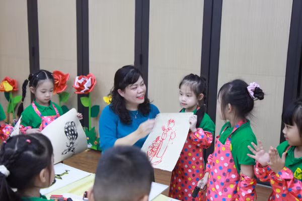 Cô trò Trường mầm non Quang Trung (phường Cửa Nam, Hà Nội).