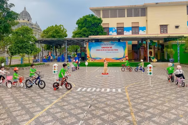 Các bé Trường Mầm non Hoa Hồng, xã Quảng Hà trong một buổi tổ chức chuyên đề về an toàn giao thông.