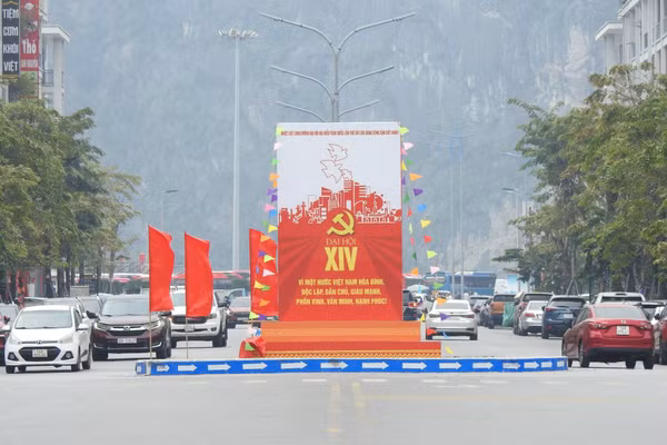 Các tuyến phố ở Quảng Ninh được trang trí trang trọng chào mừng Đại hội XIV của Đảng.