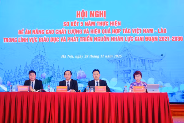 Thứ trưởng Bộ Giáo dục và Đào tạo Việt Nam Lê Quân và Thứ trưởng Bộ Giáo dục và Thể thao Lào Samlane Phankhavong đồng chủ trì hội nghị.