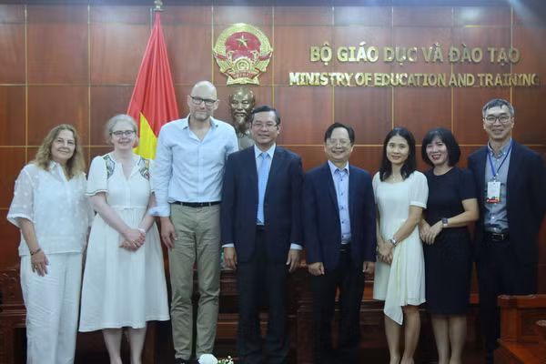 Các đại biểu chụp ảnh lưu niệm.