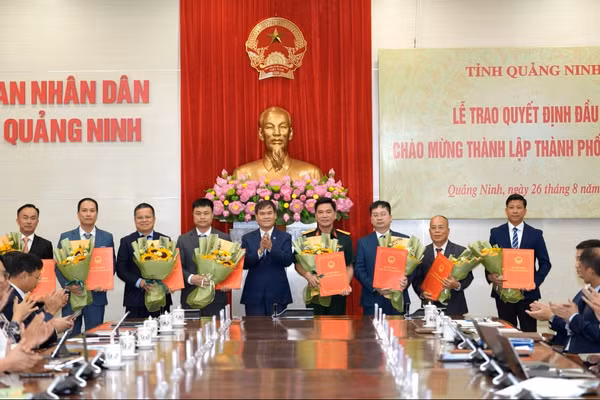 Chủ tịch UBND tỉnh Quảng Ninh trao Quyết định cho các nhà đầu tư.
