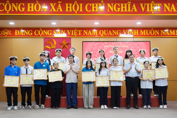 Lãnh đạo phường Việt Hưng trao tặng giấy khen cho học sinh tiêu biểu.