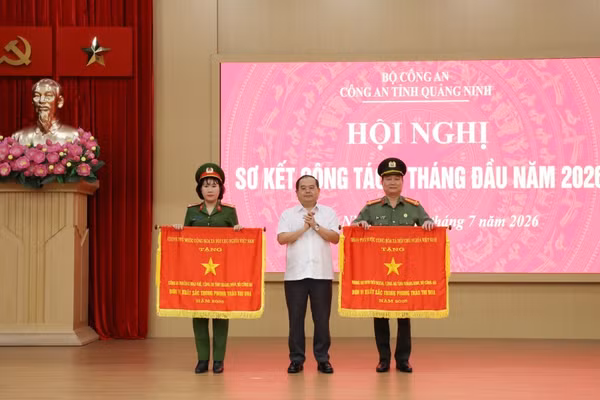 Ông Quản Minh Cường, Bí thư Tỉnh ủy Quảng Ninh trao Cờ thi đua của Thủ tướng Chính phủ cho 2 tập thể.