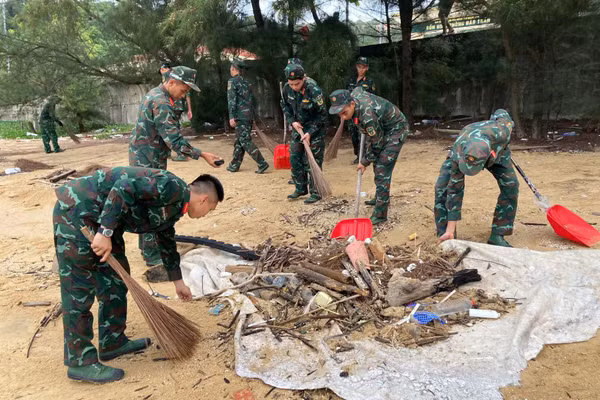 Đoàn Thanh niên các đơn vị lực lượng vũ trang đóng quân trên đảo Trần ra quân làm sạch môi trường biển.