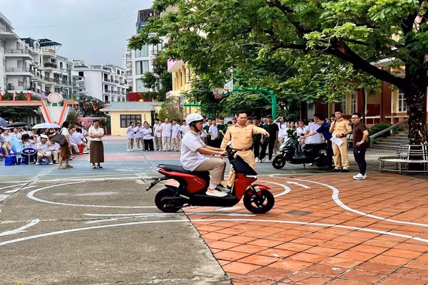 Học sinh tham gia thực hành kỹ năng điều khiển phương tiện trên sa hình dưới sự hướng dẫn của lực lượng CSGT.