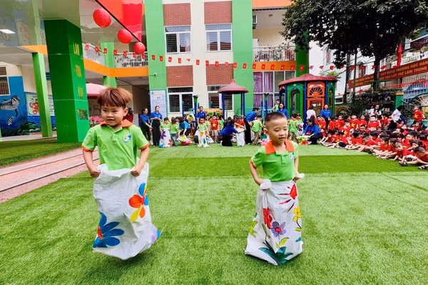 Hoạt động ngoài trời của trẻ tại Trường Mầm non Hà Lầm, phường Hà Lầm (Quảng Ninh).