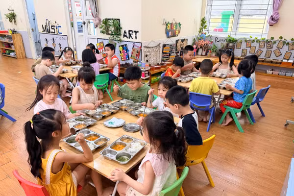 Bữa ăn của trẻ Trường Mầm non Hà Lầm.