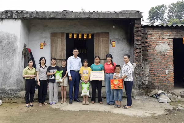 Trao hỗ trợ 60 triệu đồng cho gia đình em Lý Thị Kim Huệ.