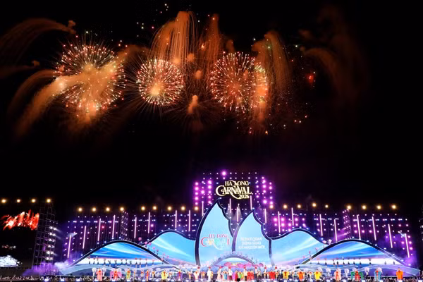 Màn pháo hoa rực rỡ tại chương trình Carnaval Hạ Long 2026.