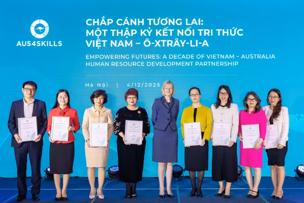 Bà Gillian Bird - Đại sứ Australia tại Việt Nam trao tặng chứng nhận cho các đối tác Việt Nam.