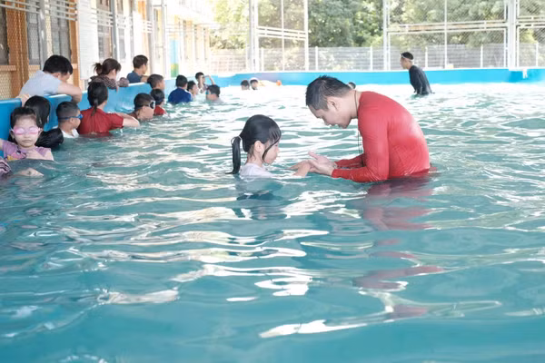 Hướng dẫn những kiến thức, kỹ năng ban đầu về tập bơi trước khi thực hành.