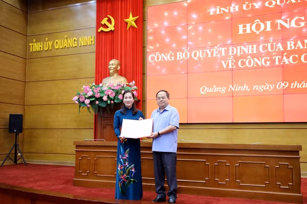 Ông Quản Minh Cường, Bí thư Tỉnh ủy Quảng Ninh trao quyết định điều động, phân công và bổ nhiệm cho bà Nguyễn Thị Hạnh.
