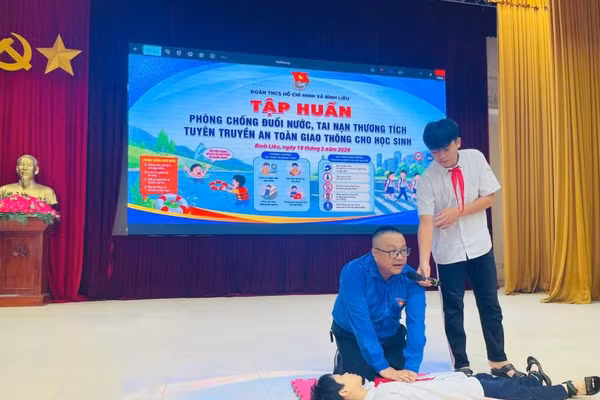 Viện Kiểm sát nhân dân khu vực 4 hướng dẫn kỹ năng sơ cấp cứu và xử lý các tình huống khẩn cấp cho học sinh, giáo viên trên địa bàn xã Bình Liêu. 