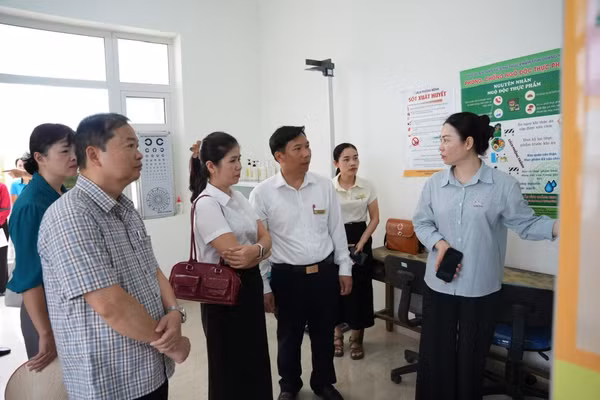 Lãnh đạo Sở GD&ĐT Quảng Ninh kiểm tra công tác chuẩn bị tại Trường THPT Bình Liêu.