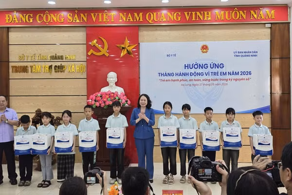 Phó Chủ tịch nước Võ Thị Ánh Xuân và Bí thư Tỉnh ủy Quản Minh Cường tặng quà cho các cháu tại Trung tâm trợ giúp xã hội tỉnh Quảng Ninh (cơ sở 2).