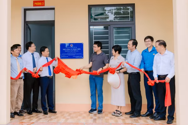 Các đại biểu thực hiện nghi thức cắt băng khánh thành công trình.