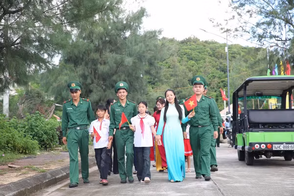Cô trò điểm trường thôn đảo Trần, đặc khu Cô Tô cùng cán bộ chiến sỹ trong ngày khai giảng năm học 2025 - 2026.