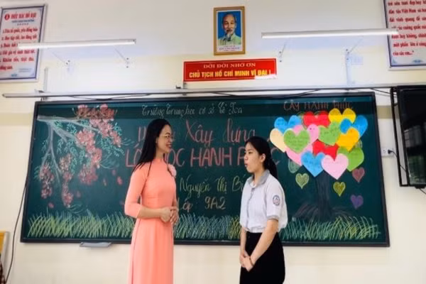 Cô Nguyễn Thị Bích Thành với dự án xây dựng lớp học hạnh phúc.