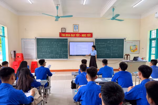 Học sinh lớp 12, Trường THPT Nguyễn Trãi, xã Tiên Yên (Quảng Ninh) đang tăng tốc ôn tập cho kỳ thi.