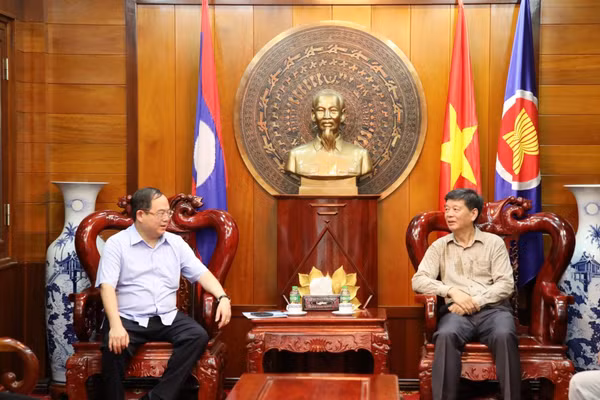 Bí thư Tỉnh ủy Quảng Ninh trao đổi với Tổng Lãnh sự Việt Nam tại Luông Pha Băng.
