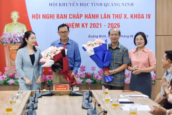 Ông Lãnh Thế Vinh và Vũ Xuân Phú nhận hoa chúc mừng.
