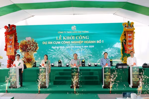 Bí thư Tỉnh ủy Quảng Ninh cùng các đại biểu bấm nút khởi công Dự án cụm công nghiệp Hoành Bồ 1.