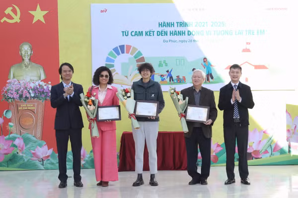 Đại diện Vụ Giáo dục phổ thông, Bộ GD&ĐT và lãnh đạo xã Đa Phúc tặng hoa tri ân các đơn vị thực hiện dự án.