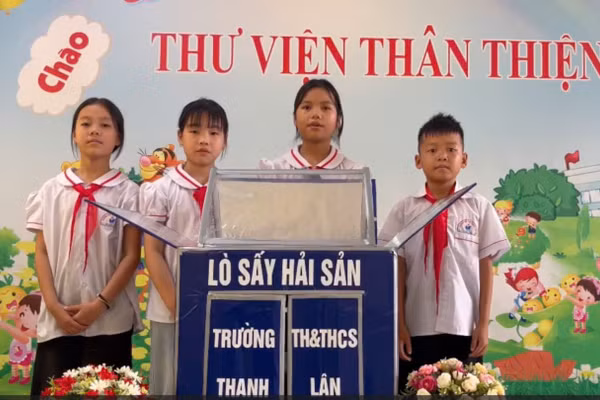 Nhóm học sinh và mô hình mô hình “Lò sấy hải sản”.