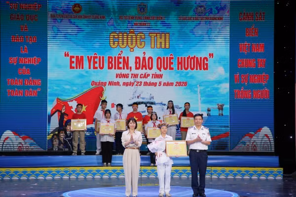 Ban Tổ chức trao giải Nhất cho thí sinh Nguyễn Kiều Oanh, học sinh lớp 7A1, Trường THCS Trọng Điểm.