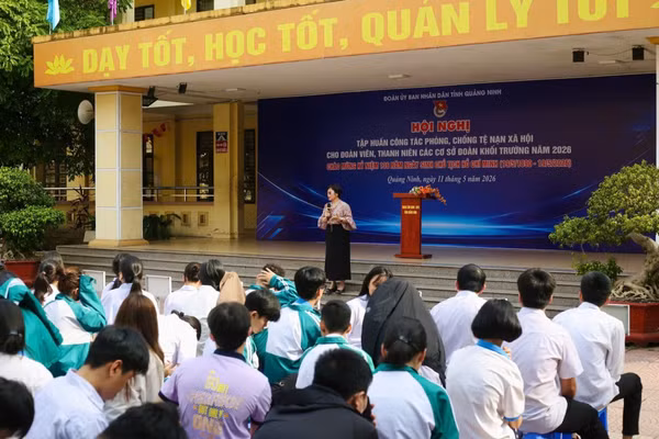 Báo cáo viên Sở Y tế truyền đạt các chuyên đề tuyên truyền, nâng cao kiến thức phòng, chống tệ nạn xã hội cho đoàn viên, thanh niên. 
