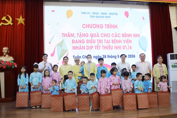 Bí thư Tỉnh ủy Quảng Ninh trao quà động viên các bệnh nhi đang điều trị tại bệnh viện.