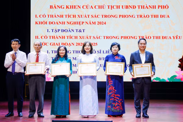 Các tập thể xuất sắc nhận bằng khen của Chủ tịch UBND TP Hà Nội.