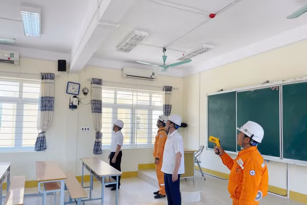 Công ty Điện lực Quảng Ninh kiểm tra các thiết bị điện tại điểm thi Trường THPT Quảng Hà (xã Quảng Hà). 
