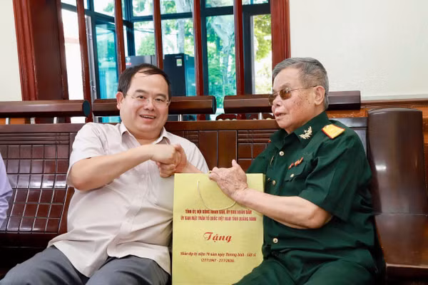 Ông Quản Minh Cường, Bí thư Tỉnh ủy Quảng Ninh tặng quà cho thương binh Trần Duy Nhiên, phường Mạo Khê nhân kỷ niệm 79 năm Ngày Thương binh - Liệt sĩ 27/7.
