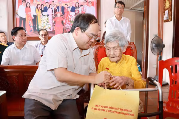 Bí thư Tỉnh ủy Quảng Ninh Quản Minh Cường tặng quà tri ân Mẹ Việt Nam Anh hùng Nguyễn Thị Huệ.