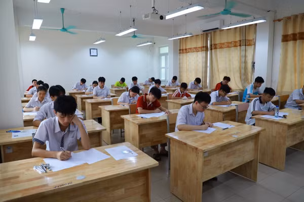 Các thí sinh bước vào môn thi đầu tiên.