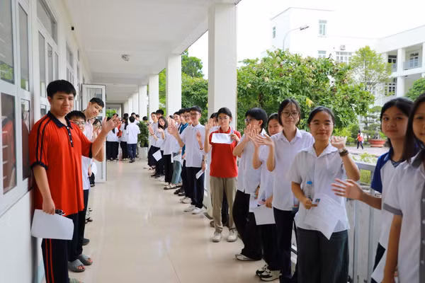 Các sĩ tử giữ tâm lý thoải mái trước khi bước vào phòng thi.