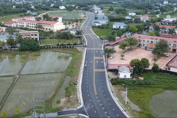Tuyến đường trung tâm xã Quảng Tân (TP Quảng Ninh) được chỉnh trang, nâng cấp.