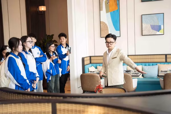 Sinh viên Trường Đại học Hạ Long thực tập tại một khách sạn trên địa bàn TP Quảng Ninh.