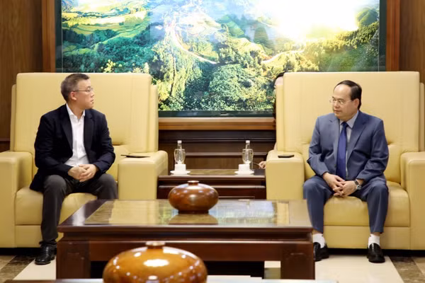 Ông Quản Minh Cường, Bí thư Tỉnh ủy Quảng Ninh tiếp xã giao Chủ tịch Dự án Tập đoàn Central Retail (Thái Lan). Ảnh: Thu Chung