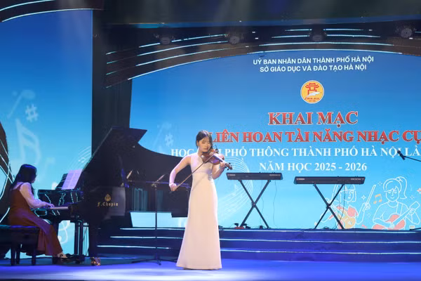 Tiết mục biểu diễn violin và piano của học sinh Trường THPT Quang Trung - Hà Đông.