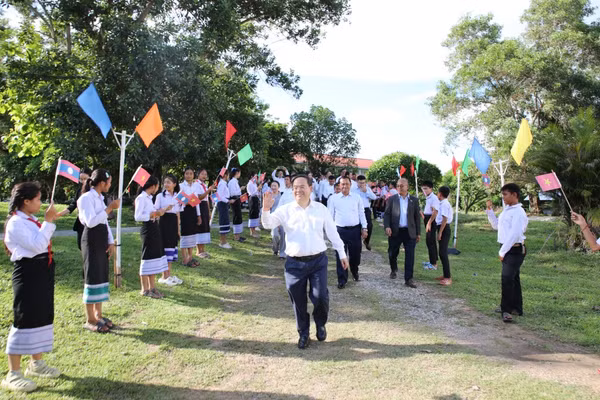 Ông Quản Minh Cường, Bí thư Tỉnh ủy Quảng Ninh cùng đoàn công tác của tỉnh đã đến thăm Trường Dân tộc nội trú tỉnh Xay Nhạ Bu Ly (Lào).