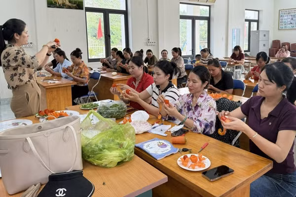 Học viên tham gia lớp đào tạo nghề nấu ăn do xã Tiên Yên tổ chức.