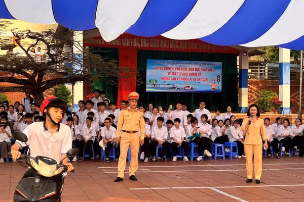 CSGT hướng dẫn kỹ năng lái xe an toàn cho học sinh.