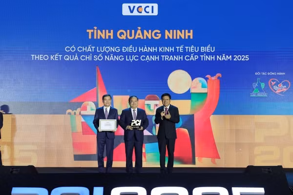 Ông Quản Minh Cường, Bí thư Tỉnh ủy Quảng Ninh và Bùi Văn Khắng, Chủ tịch UBND tỉnh nhận cúp PCI các địa phương dẫn đầu nhóm chất lượng điều hành "Tốt".