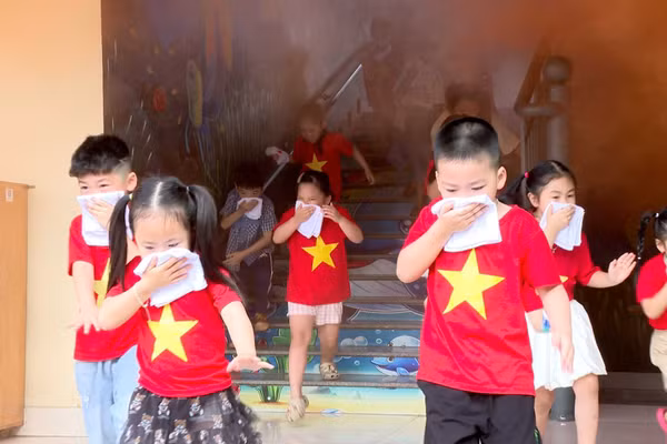 Học sinh thực hành thoát hiểm trong môi trường có khói, khí độc.