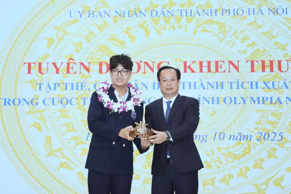 Giám đốc Sở GD&ĐT Hà Nội Trần Thế Cương chúc mừng thành tích của Bảo Khánh.